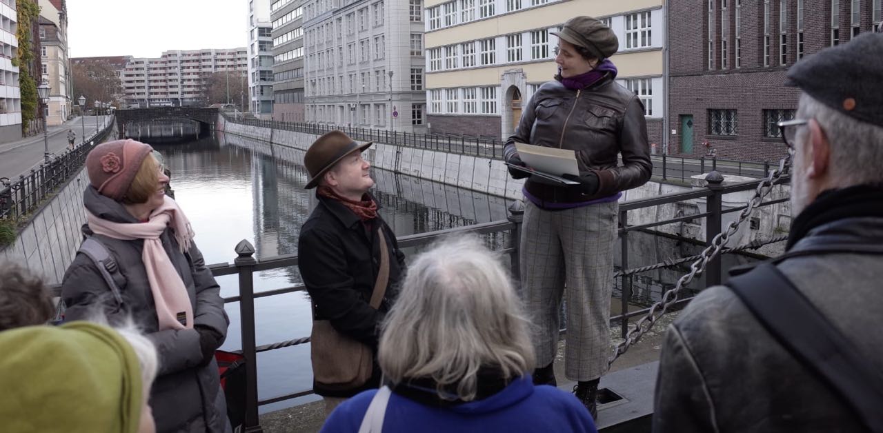 Elke Koepping und Lorenz Kienzle auf der Jungfernbrücke in der historischen Mitte Berlins